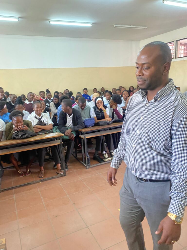 Alunos da Escola Secundária da Munhuana e da Escola Básica Guebo Participam em Palestras Sobre Segurança Cibernética